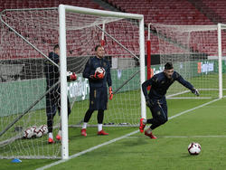 Весёлая разминка вратарей сборной Украины в Лиссабоне