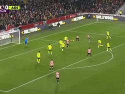 Зинченко выбивает мяч с линии ворот «Арсенала»