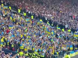 Украинские болельщики скандируют «ВСУ!» во время матча Шотландия — Украина