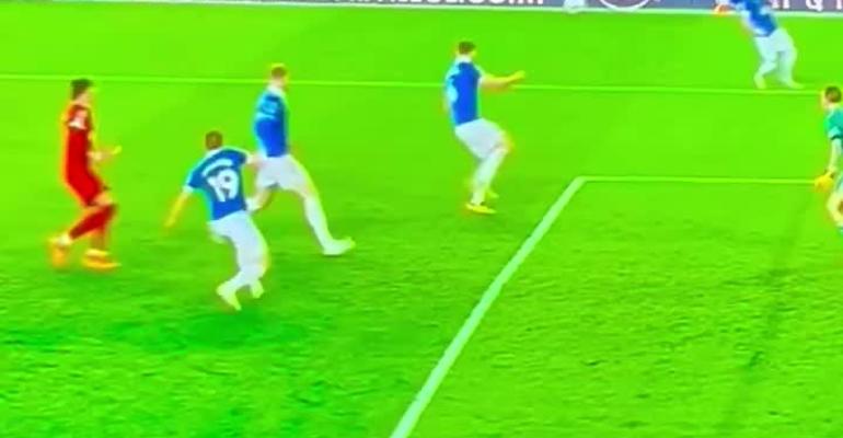 Миколенко получает травму  в матче «Эвертон» — «Ливерпуль»